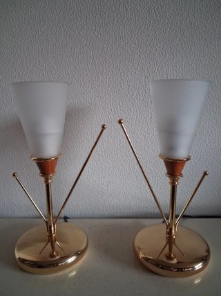 Lámparas de mesa doradas y transparentes