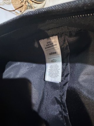 Mochila Adidas Negra y Dorada