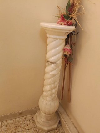 Columna de mármol decorativa