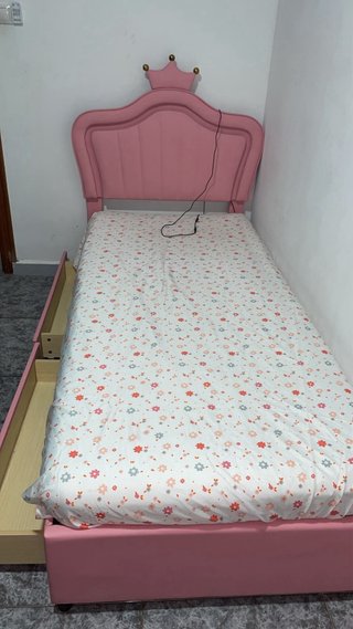 Cama infantil rosa con cabecero de corona