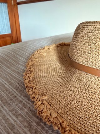 Sombrero de paseo beige y marrón