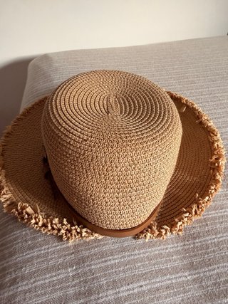 Sombrero de paseo beige y marrón