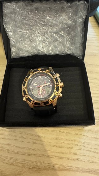 Reloj Citizen Eco-Drive Negro y Dorado
