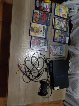 PlayStation 2 con juegos y mando y cables