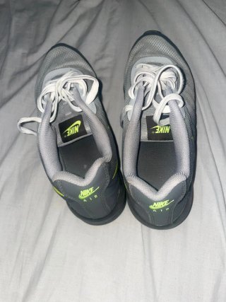 Zapatillas Nike grises y verdes