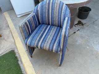 Sillón de tela con rayas azules y beige