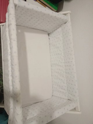 Cuna de bebé blanca con ruedas