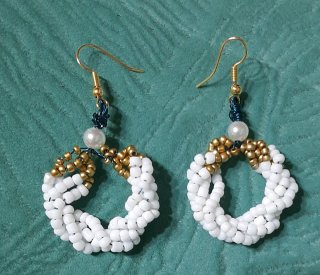 Pendientes de abalorios dorados y blancos
