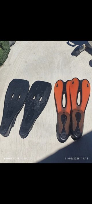 Aletas de buceo/snorkel (2 pares cada una a 15€)