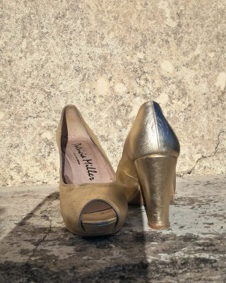 Zapatos dorados Patricia Miller peep toe