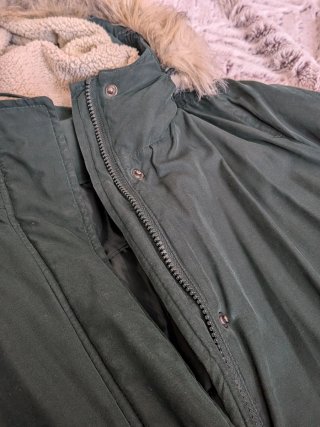 Abrigo largo verde con capucha