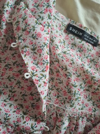 Blusa floral rosa y blanca