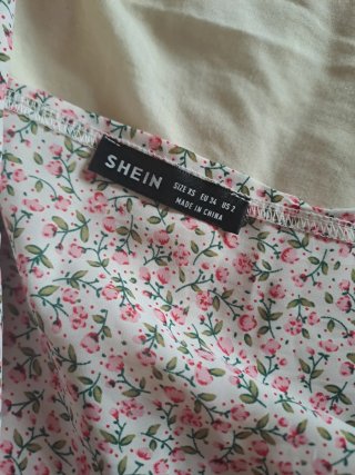 Blusa floral rosa y blanca