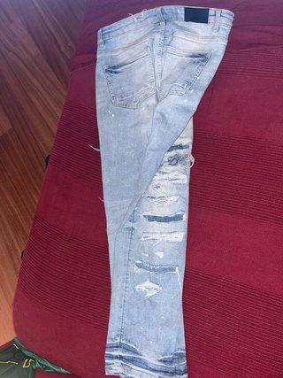 Jeans azzurri strappati