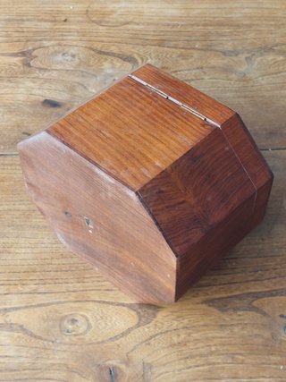 Caja de madera octogonal con detalles metálicos