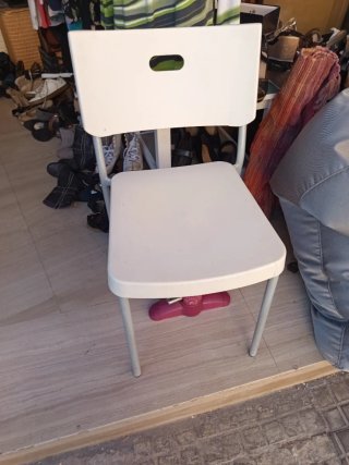 Silla blanca de plástico