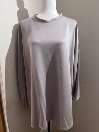 Camiseta gris cuello alto talla única