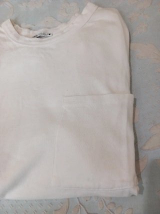 CAMISETA BLANCA D  MANGA LARGA,Y UN BOLSILLO DELAN
