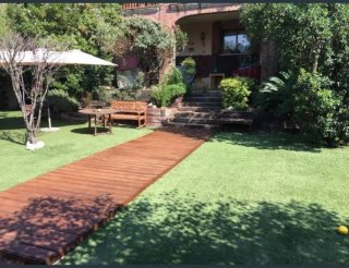 Trabajos de jardinería y césped artificial.
