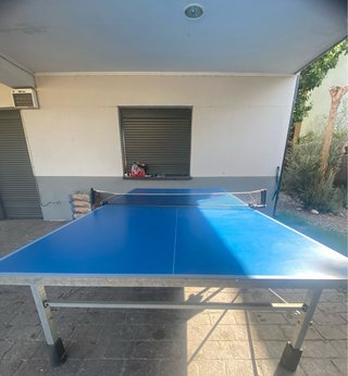 Mesa de ping pong azul