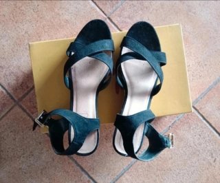 Sandalias negras de tiras