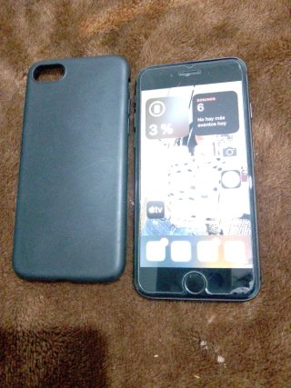 iPhone 8  la pantalla rota es el protector.