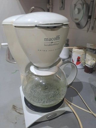 Cafetera de goteo blanca