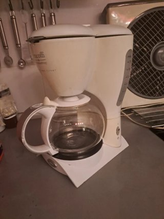 Cafetera de goteo blanca