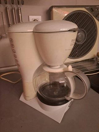 Cafetera de goteo blanca