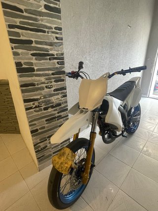 Yamaha DT SM Supermotard Blanca y Azul