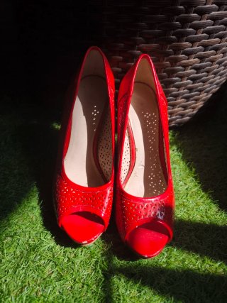 Tacones rojos peep toe