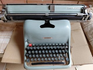 Máquina de escribir Hispano Olivetti