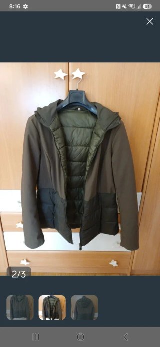 Chaqueta verde con capucha