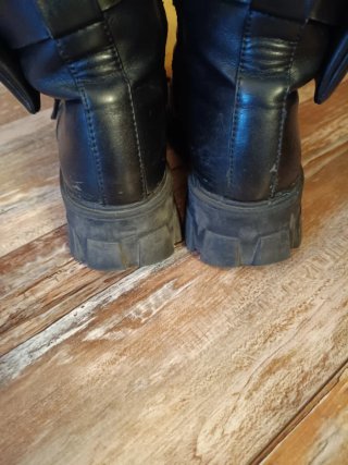 Anfibi neri con zip e lacci