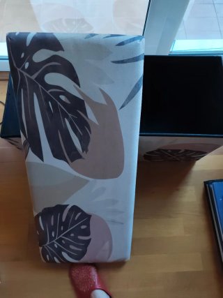 Baúl asiento decorado con hojas