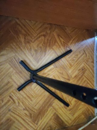 Soporte Bicicleta Negro con Ganchos Rojos