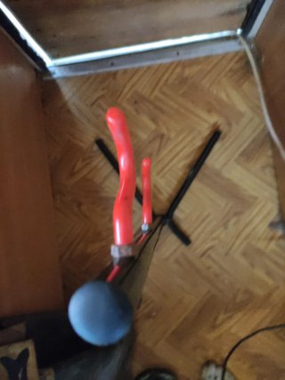 Soporte Bicicleta Negro con Ganchos Rojos