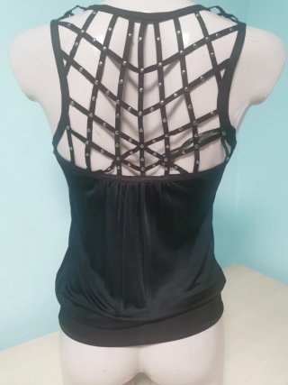Top Negro con Tiras Cruzadas en Espalda