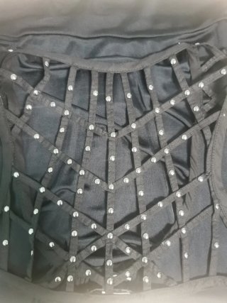 Top Negro con Tiras Cruzadas en Espalda