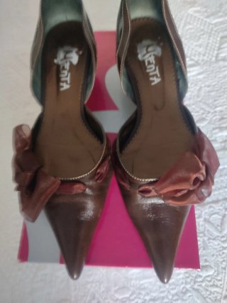 Zapatos de tacón marrones y dorados talla 38