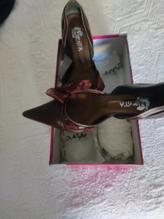 Zapatos de tacón marrones y dorados talla 38
