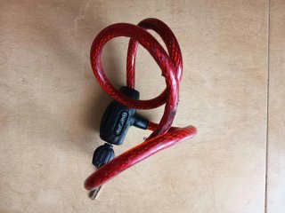 Candado de moto rojo con llaves