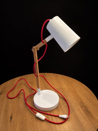 Lámpara de mesa moderna en perfecto estado