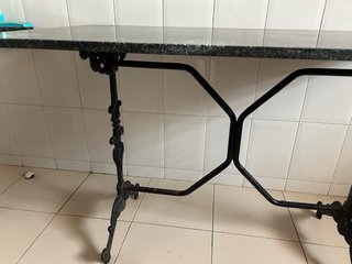 Mesa de granito con base de metal