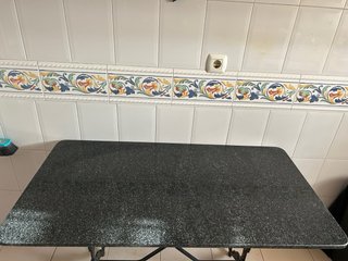 Mesa de granito con base de metal