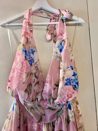 Vestito rosa floreale con scollo a V
