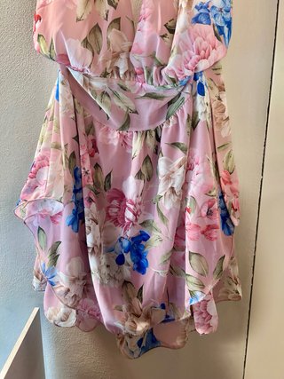Vestito rosa floreale con scollo a V