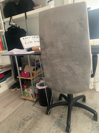 Silla de escritorio de tela gris tipo antelina.