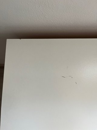 Mesita de noche blanca con cajón