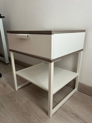 Mesita de noche blanca con cajón